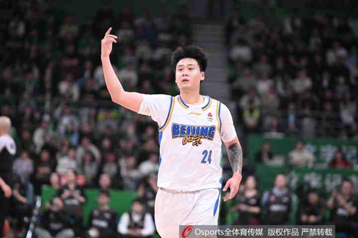 状态可以!赵睿半场2记三分球拿下6分4助攻1抢断